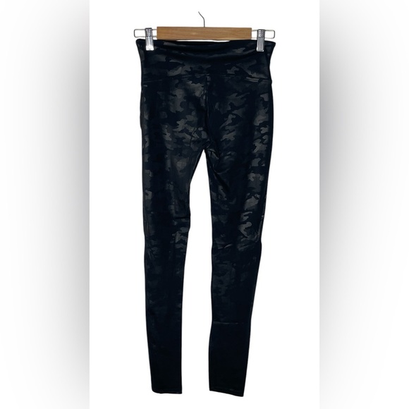 Spanx Faux Leather Leggings - Matte Black Camo Size Medium - Picture 13 of 15